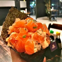 1 Temaki Salmão + 20 Hot Roll