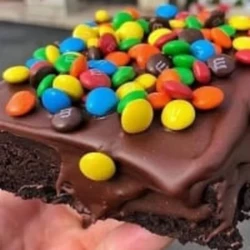 Brownie com cobertura M&M”s