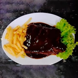 Costelinha suína ao molho barbecue c/ batata frita