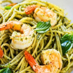 Espaguete ao molho pesto c/ camarão