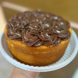 Bolo gourmet massa branca c/ cobertura brigadeiro