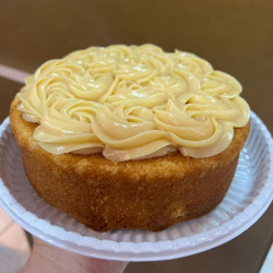 Bolo gourmet cobertura de brigadeiro de ninho (800