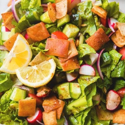 Fattnoush - Salada de Pão e Legumes