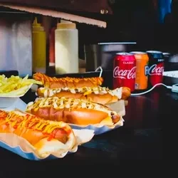 3 cachorros Quentes + Fanta laranja 1 litro