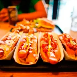 4 Cachorros Quentes + refri de 2 litros