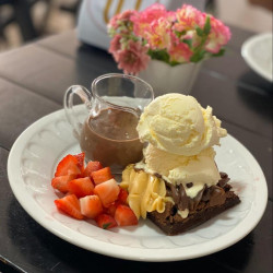 Brownie com sorvete, morango e calda