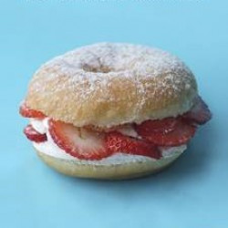 Donuts Morango com Chantilly