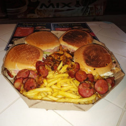Combo de Hambúrguer na Caixa de Pizza