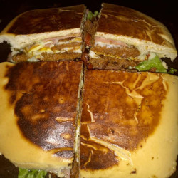 Combo de X-Tudo, Pizza G e Coca