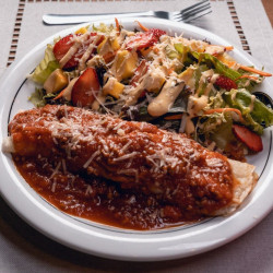 Panqueca de carne c/ salada tropical