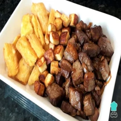 Isca de carne com macaxeira frita