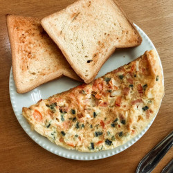 Omelete com Torradas