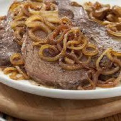 Bife acebolado