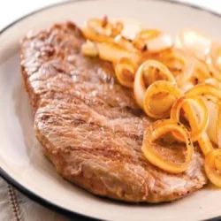 Bife acebolado